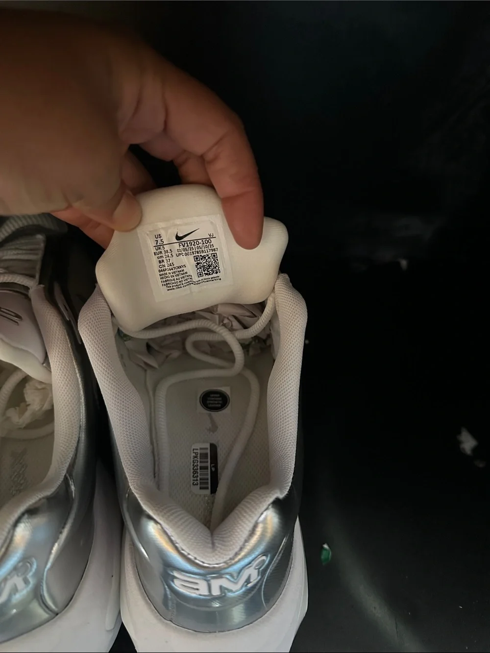 Nike Men's Silver and White Running Sneakers